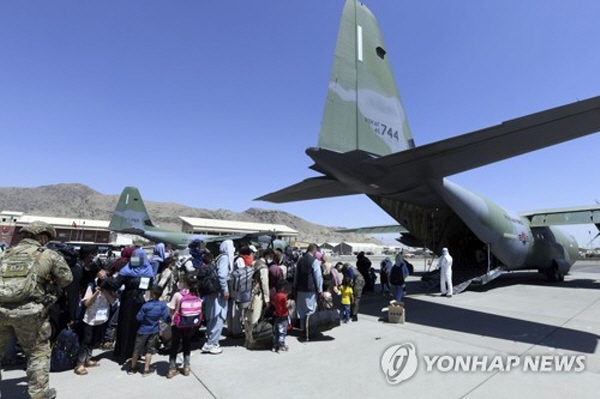 과거 한국을 도왔던 아프가니스탄 협력자와 그 가족들이 지난 25일 아프가니스탄 카불공항에서 공군 수송기에 탑승하기 위해 대기하는 모습. 소위 '작전명 미라클'이다. 이들은 26일 인천공항을 통해 국내로 입국했고, 임시 수용시설인 충북 진천 국가공무원인재개발원으로 이동했다. 사진=연합뉴스