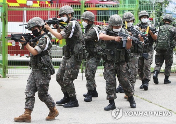 장병들의 훈련 모습. 국군 장병들은 더위와 장마에도 24시간 경계태세와 훈련에 구슬땀을 흘리고 있다. 사진=연합뉴스