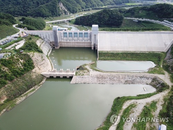 한반도 대운하 프로젝트에서 사실상 이름만 바뀐 4대강 사업은 당초 공언했던 일자리 창출은커녕 일부 토건업자의 배만 불려준 꼴이 됐다. 영국 가디언지는 지난 2017년 11월 돈만 먹는 애물단지를 의미하는 ‘흰 코끼리(White elephant)’ 사업 10개 중 하나로 '4대강 사업'을 꼽은 바 있다. 사진=연합뉴스