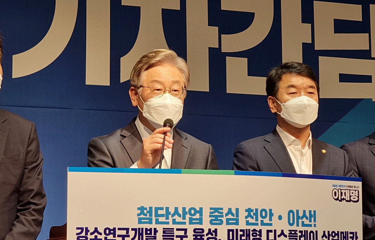 이재명 대통령선거 예비후보(왼쪽)와 문진석 국회의원(오른쪽)./ⓒ김형태 기자