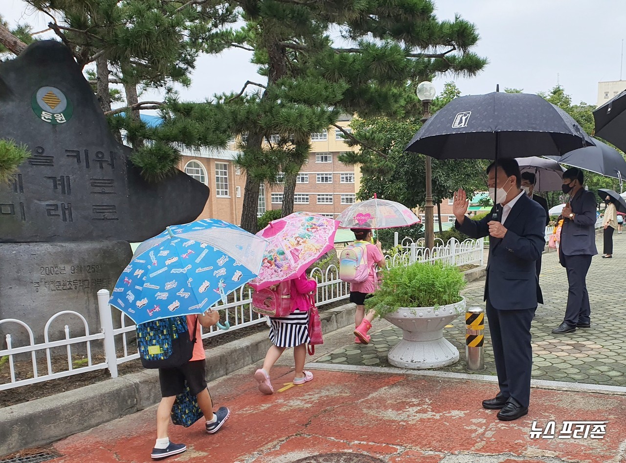 설동호 대전시교육감이 31일 오전 2학기 등교 상황을 점검과 학교 현장의 목소리를 청취하기 위해 대전둔원초등학교를 방문해 등교하는 학생들과 인사를 나누고 있다./ⓒ이현식 기자