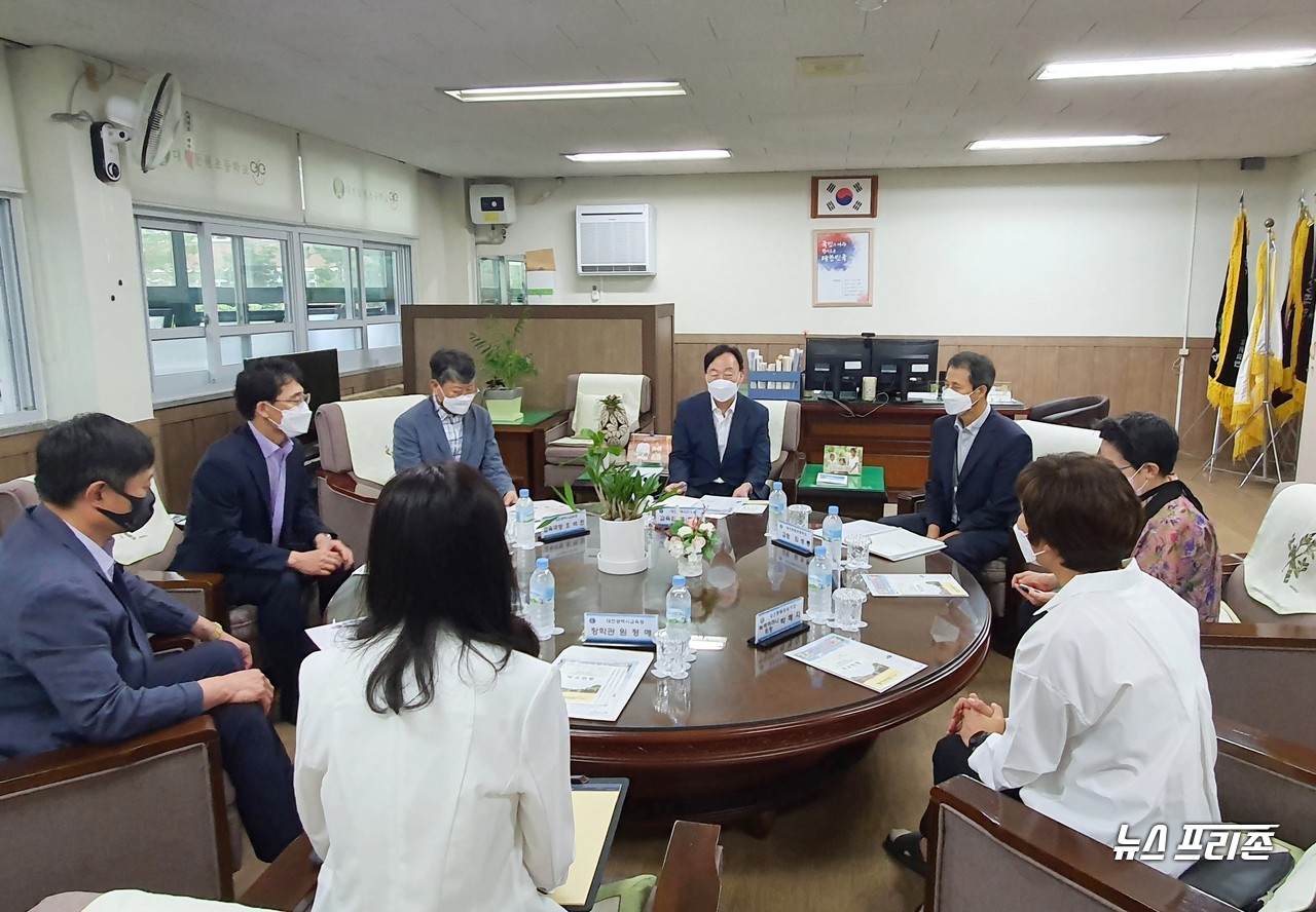 설동호 대전시교육감이 오석진 교육국장과 대전서부교육지원청 임민수 교육장 등 대전시교육청 관계자들과 함께 31일 오전 대전둔원초등학교(교장 김성룡)를 방문해 2학기 학교 방역 상황과 학사 운영 현황을 점검하고 있다./ⓒ