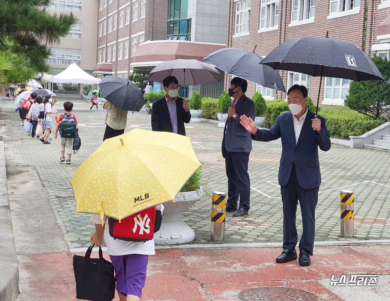 설동호 대전시교육감이 31일 오전 '2학기 등교 상황 점검'과 '학교 현장의 목소리'를 청취하기 위해 대전둔원초등학교를 방문해 등교하는 학생들을 반갑게 맞이하고 있다./ⓒ이현식 기자