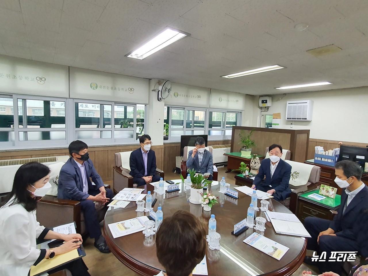 설동호 대전시교육감을 비롯해 대전시교육청 오석진 교육국장, 김윤배 유초등교육과장, 대전서부교육지원청 임민수 교육장 등 시교육청 관계자들과 함께 31일 오전 대전둔원초등학교(교장 김성룡)를 방문해 2학기 학교 방역 상황과 학사 운영 현황을 점검하고 있다./ⓒ이현식 기자