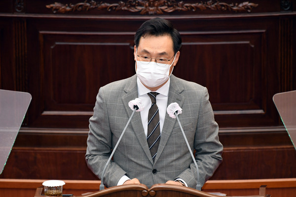 경남도 하병필 행정부지사가 31일 열린 경남도의회 정례회에서 제2회 추경예산안에 대해 설명하고 있다. 경남도