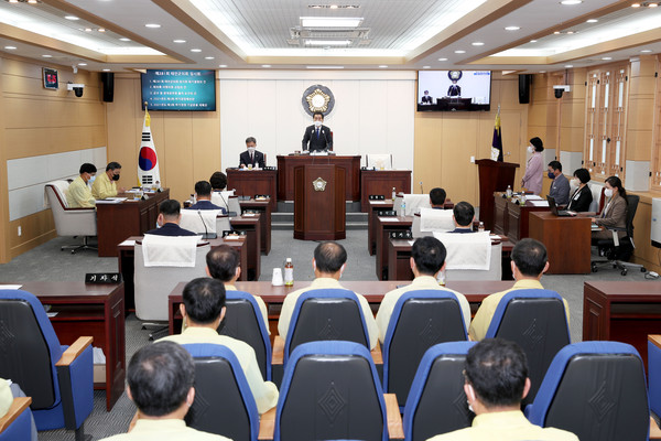 신경철 태안군의회 의장이 개회사를 하고 있다./ⓒ태안군의회