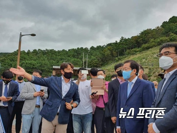 국민의힘 대선 예비후보인 홍준표 의원은 지난 1일 가덕도 신공항 부지를 방문해 의견을 청취했다.(사진=홍준표 페이스북)