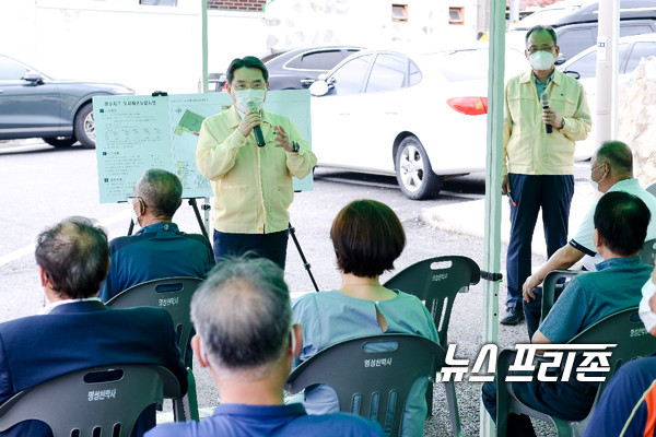 지난 1일 문수지구 도시재생 뉴딜사업 현장을 방문한 권오봉 여수시장 / © 강승호 기자