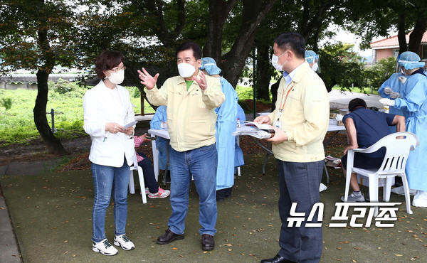 구충곤 화순군수(사진 가운데)가 30일 코로나19 선제 전수 검사를 위해 도곡면에서 운영하고 있는 ‘마을 방문 선별진료소’를 방문해 진단 검사 진행 상황을 살피고 있다 / © 김영만 기자