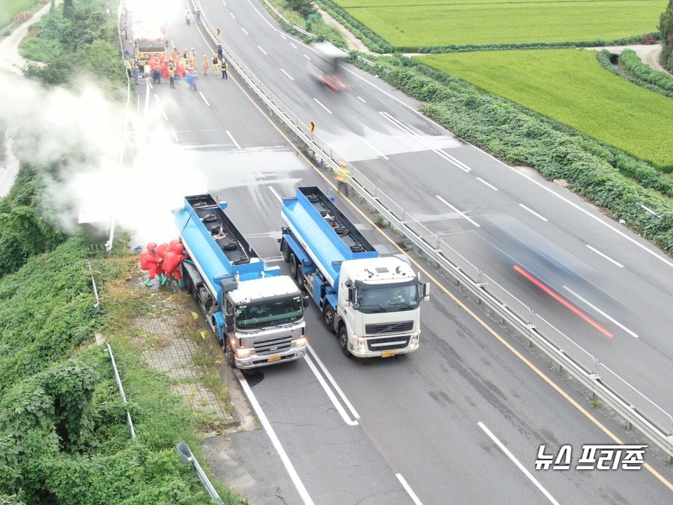 2일 오후 5시30분쯤 충남 서천군 서천읍 삼산리 623-21 국도 4호선 서천방향에서 염산을 실은 탱크로리 차량에서 염산이 유출돼 소방당국과 경찰이 원인 조사에 나섰다.Ⓒ서천소방서