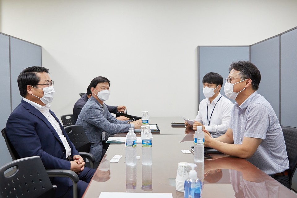 오세현 아산시장(왼쪽 첫 번째) 산업통상자원부 방문./ⓒ아산시