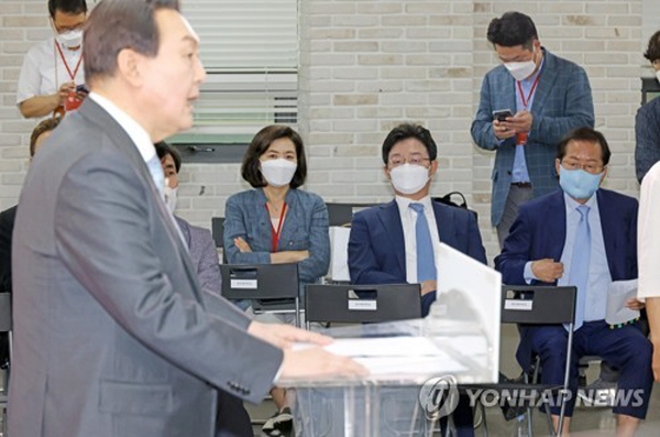 윤석열 전 총장이 관련됐다는 논란이 짙은 '고발 사주' 건에 대해 검찰권력을 사적으로 이용한 것이 아니냐며, '박근혜-최순실 국정농단'과 다를 게 없다는 규탄이 이어지고 있다. '윤석열 독주' 체제로 가던 국민의힘 대선경선에서도 적잖은 파장이 일 것으로 보인다. 이미 홍준표 의원이나 유승민 전 의원 등 경선 경쟁자들의 윤석열 전 총장을 향한 공세가 이어지고 있다. 사진=연합뉴스