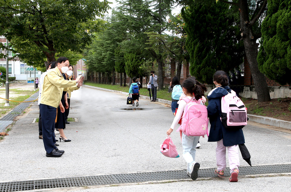 설동호 대전시교육감이 6일 오전 신탄진초등학교를 방문해 등교하는 학생들에게 손을 흔들며 인사를 하고 있다./ⓒ대전시교육청