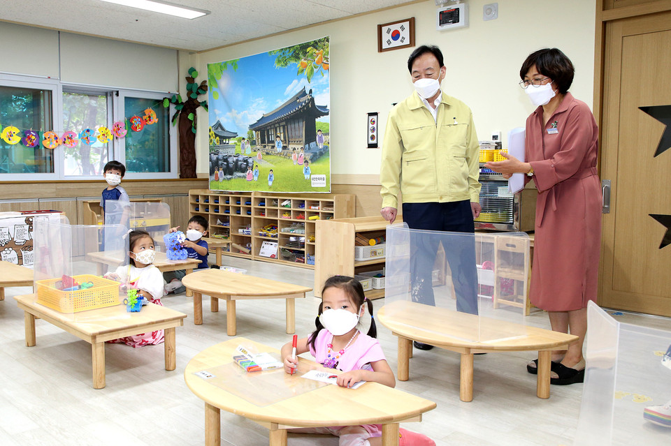 설동호 대전시교육감이 6일 오전 여울뉴리유치원을 방문해 교육활동 운영 상황을 살피고 있다./ⓒ대전시교육청