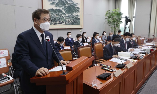 사진: 서훈 국가안보실장이 23일 서울 여의도 국회에서 열린 운영위원회 전체회의에서 업무보고를 하고 있다.