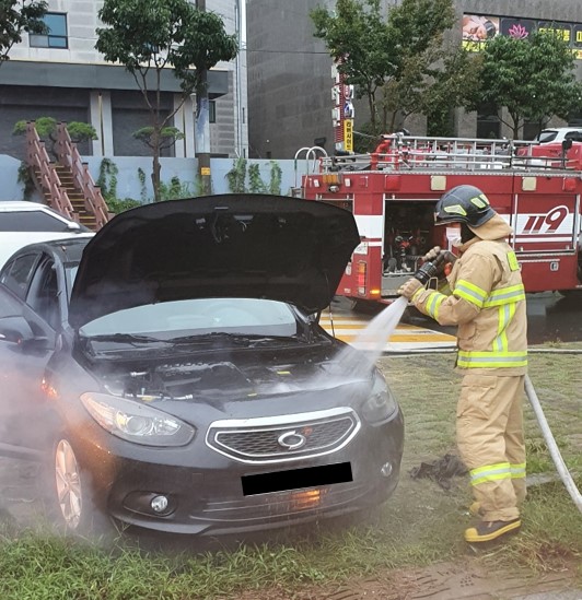 6일 오후 5시 52분쯤 충남 보령시 대천동 하상 주차장에 주차된 르노삼성 SM3 승용차에서 불이 나 10여분 만에 진화됐다./ⓒ보령소방서