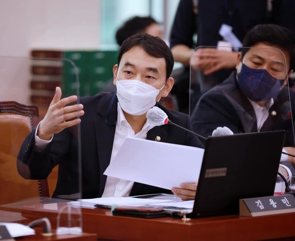 6일 범여권 인사들에 대한 고발 사주와 관련해 박범계 법무부 장관에게 질의하고 있는 김용민 의원. 페이스북