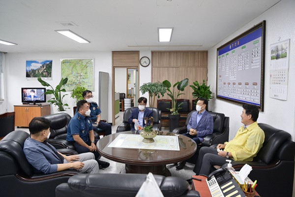 김광철 연천군수는 추석을 맞아 군·경 위문품을 전달했다. 사진제공=연천군청