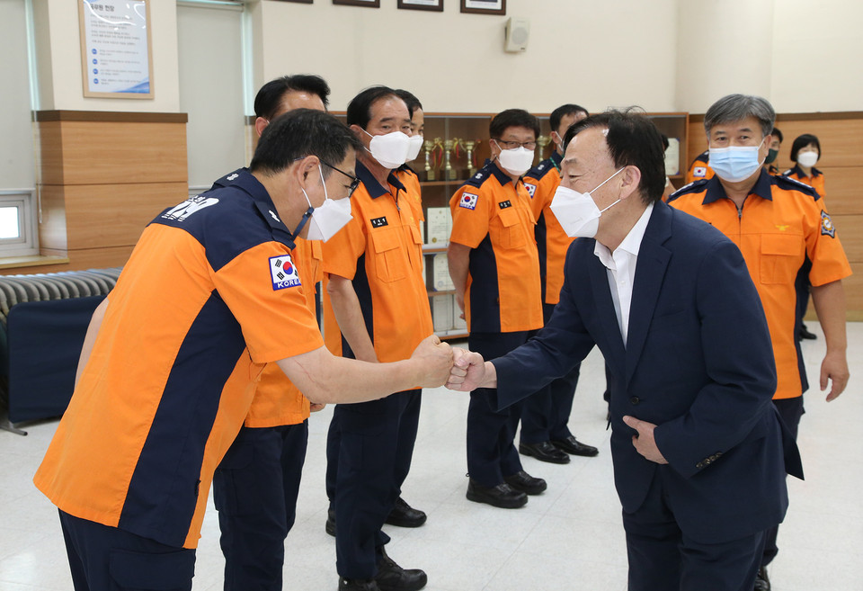 설동호 대전시교육감이 8일 오후 대전서부소방서를 방문해 추석 명절을 맞아 국민안전에 헌신하고 있는 소방공무원들과 소방원에게 감사의 마음을 전하며 인사를 나누고 있다./ⓒ대전시교육청