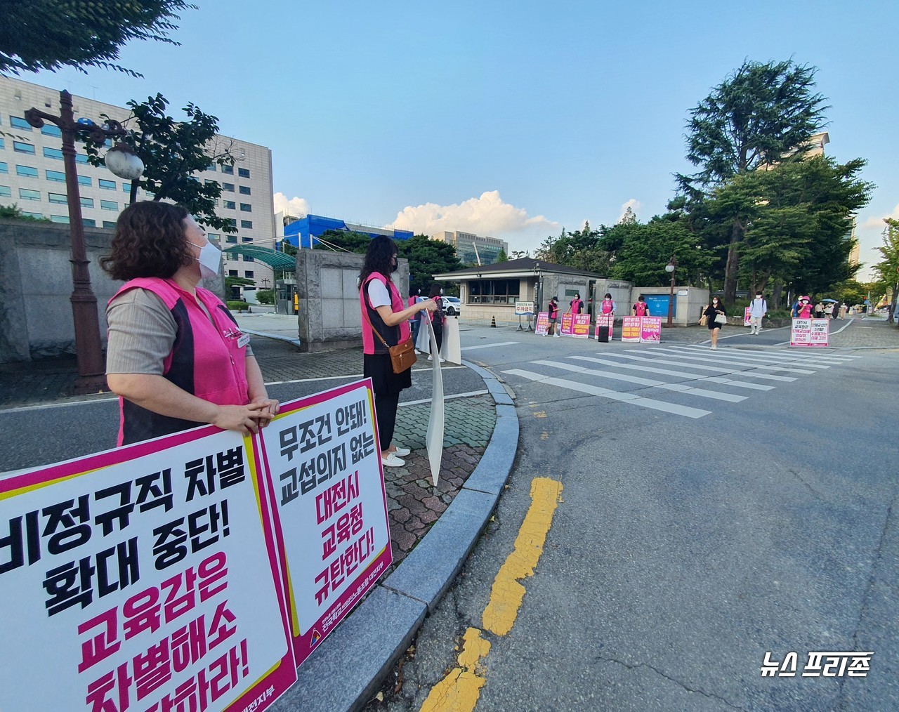 전국학교비정규직노동조합대전지부는 8일 오후 6시쯤 대전시교육청 정문 앞에서 "비정규직 차별 확대 중단! 교육감은 차별해서 응답하라!", "무조건 안돼! 교섭의지 없는 대전시 교육청 규탄한다!", "우리 아이들에게 비정규직 차별이 없는 세상을 물려주고 싶어요!" 등의 글이 보이는 피켓을 두고 시위를 하고 있다./ⓒ이현식 기자