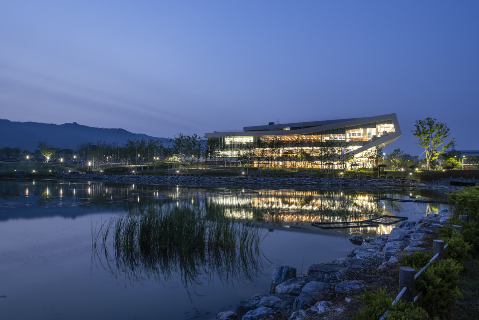 충남도서관 야간 전경./ⓒ충남도청