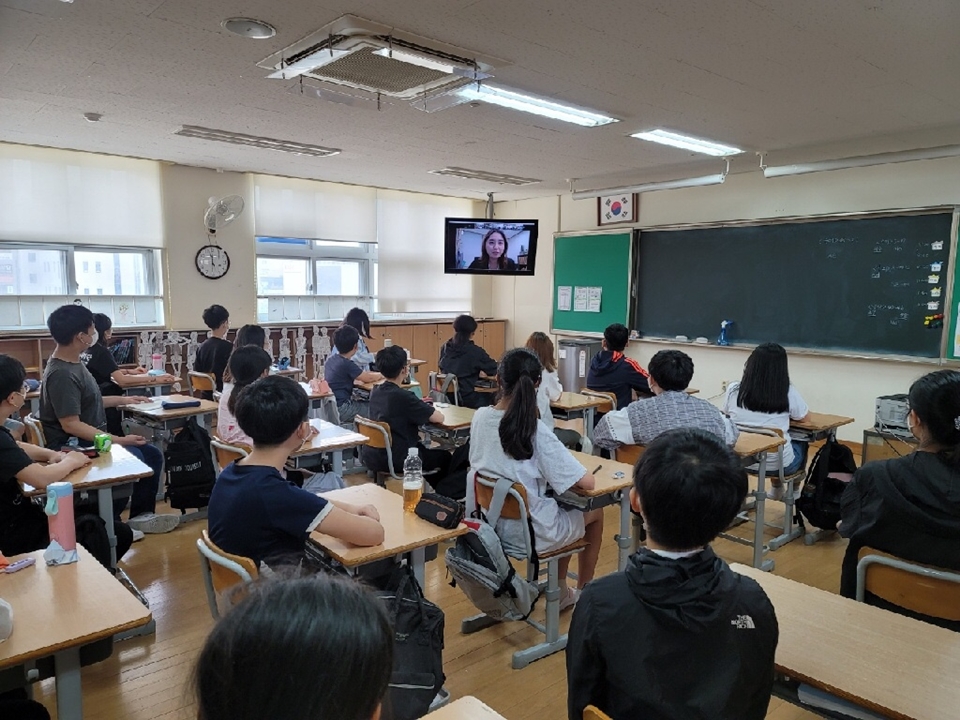 충남대학교 법률센터(센터장 손종학)는 10일부터 오는 11월 25일까지 대전지역 14개 초등학교와 중학교 학생을 대상으로 '학교폭력 예방, 생활법률 교육 및 법진로 교육'을 진행한다./ⓒ충남대학교