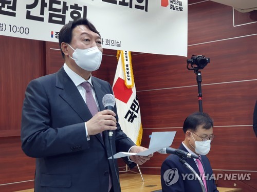 국민의힘 대선주자 윤석열 후보가 10일 오후 서울 금천구 즐스튜디오에서 열린 '국민 시그널 면접'에 참석하기 위해 차량에서 내려 걸어가고 있다. 사진=뉴스1화상