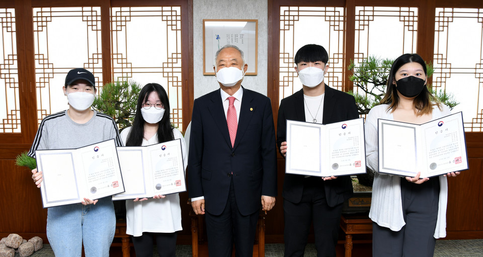 창업유망팀으로 선정된 창업동아리 OQ팀과 장택현 대학혁신위원장./ⓒ백석대학교