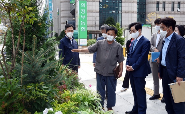 의정부시(시장 안병용)은 안병용 시장이 띠녹지 조성사업으로 추진 중인 시민로 구간의 사업 현장을 방문해 현장 점검에 나섰다고 13일 밝혔다. 사진제공=의정부시청