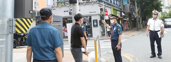 초등학교 앞 어린이 교통 환경 안전점검을 하고있다. /ⓒ달서경찰서