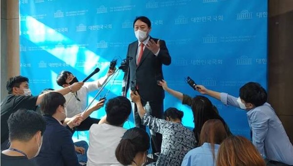 지난 8일 윤석열 후보가 국회 소통관에서 '고발 사주' 의혹에 대한 해명 기자회견 중 
