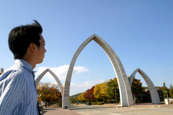 진주 국립경상대학교 가좌캠퍼스 정문 모습    블로그발췌