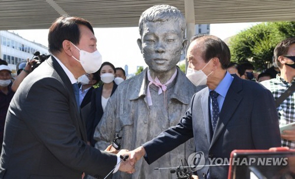 윤석열 전 총장이 지난 3일 종로구 청계천에 위치한 '전태일 동상'을 참배했다. 장기표 국민의힘 경남 김해을 당협위원장과 악수하는 모습. 사진=연합뉴스