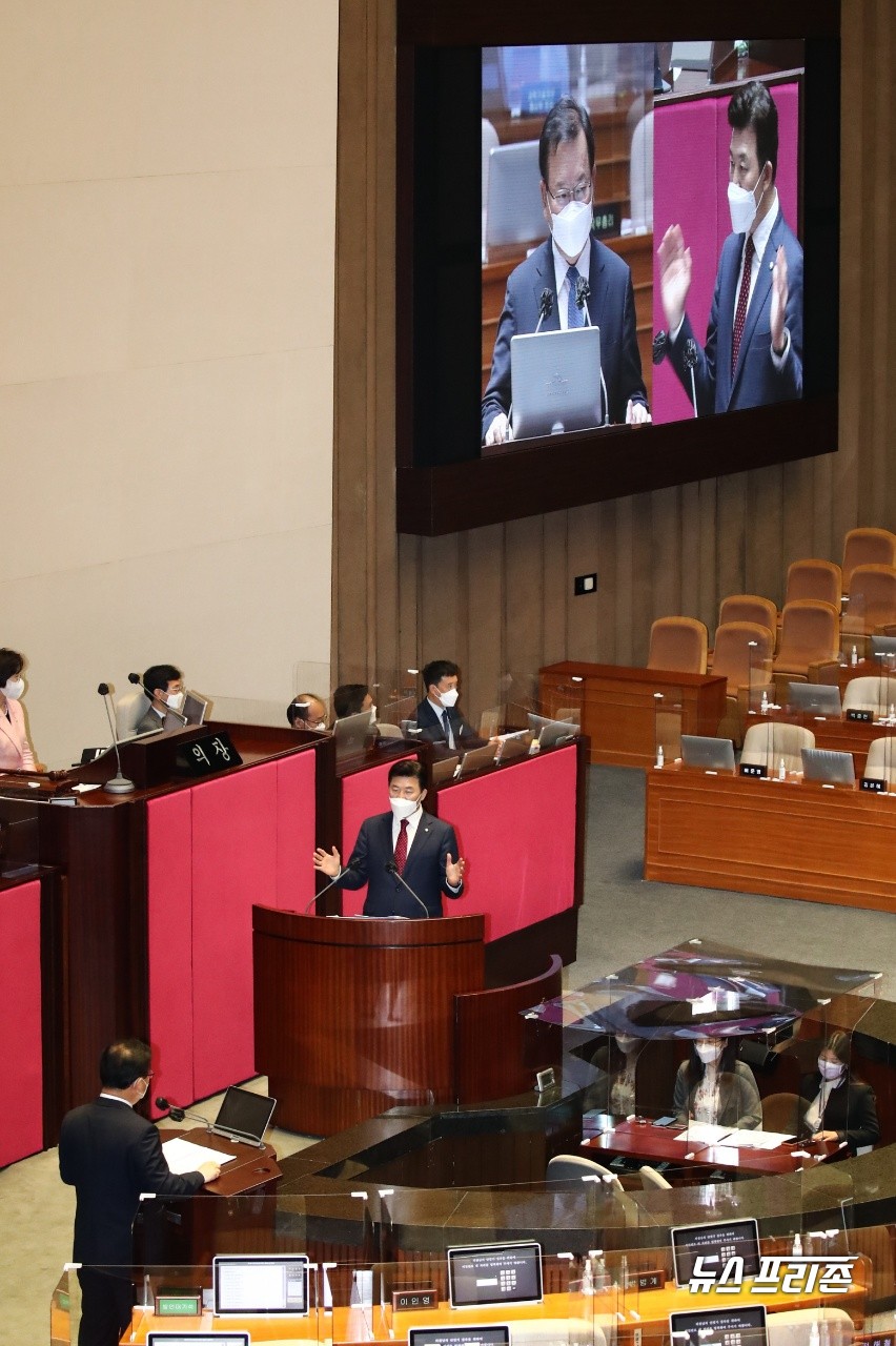 국민의힘 윤영석 국회의원이 15일 국회 본회의장에서 열린 경제분야 대정부질문에서 김부겸 국무총리 등에게 문재인 정부의 경제실정 등에 대해 강도 높은 질의를 펼쳤다.Ⓒ윤영석 의원실