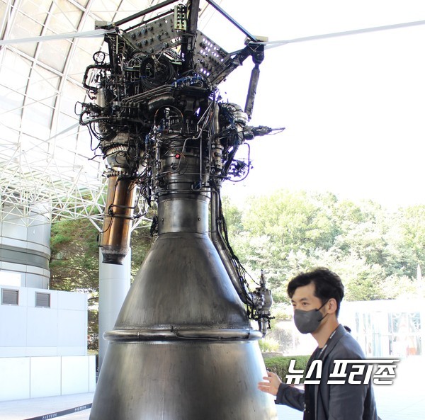 과학기술정보통신부 산하 국립중앙과학관은 17일부터 다음달 21일까지 한국형 발사체의 성공적 발사를 기원하고 응원하기 위한 ‘우리 손으로 여는 우주의 꿈, 누리호’라는 주제로 전시회를 개최한다. 이 전시물 중 누리호 엔진과 관련해 한국항공우주연구원 박종연 선임연구원은 “누리호 75톤 엔진은 1단하고 2단 엔진으로 구분돼 있고 1단 엔진 같은 경우는 지난 2015년부터 연소 시험을 진행이 됐었고 지금 보시는 2단 엔진은 누리호 2단에 탑재되는 75톤급 고공 엔진 중 최초로 제작되어 개발 시험이 완료된 엔진”이라고 말했다./ⓒ이기종 기자