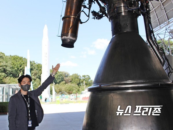 과학기술정보통신부 산하 국립중앙과학관은 17일부터 다음달 21일까지 한국형 발사체의 성공적 발사를 기원하고 응원하기 위한 ‘우리 손으로 여는 우주의 꿈, 누리호’라는 주제로 전시회를 개최한다. 이 전시물 중 누리호 엔진의 터보 펌프와 관련해 한국항공우주연구원 박종연 선임연구원은 “1단 엔진은 지상에서부터 약 55km까지 비행하도록 계획이 되어 있고 2단 같은 경우는 거기서부터 240여km까지 상승하도록 되어 있으며 이거보다 작은 3단 엔진 같은 경우는 최종 700km 정도 구간까지 한 500초 동안 연소하도록 돼 있는데 터보펌프는 그동안 각 단계별로 회전하고 끝나게 된다”고 말했다./ⓒ이기종 기자