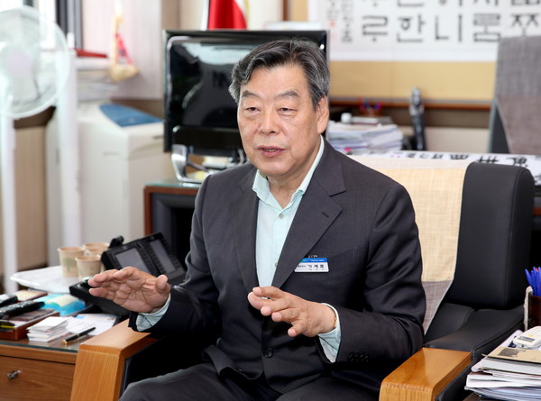 가세로 태안군수가 16일 군청 군수 집무실에서 모든 군민 국민지원금 지급결정과 관련, 설명하고 있다./ⓒ태안군청