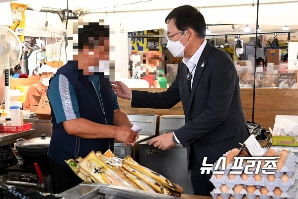 인천시가 12개 분야별 ‘추석 연휴 종합대책’을 마련하고, 9월 18일부터 22일까지 ‘24시간 종합대책반’을 운영한다. 자료사진. 사진은 박남춘 인천시장이 16일 추석을 앞두고 강화풍물시장을 방문해 상인들을 격려하며 물건을 구매하는 모습. / ⓒ 인천시