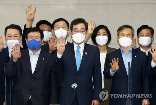 이낙연 전 더불어민주당 대표가 지난 7일 "네거티브 중단하겠다"고 공개 선언했음에도, 이낙연 캠프 측은 이재명 경기지사에 대한 네거티브 공세를 계속하며 '유체이탈' 행위를 연일 이어가고 있다. 불과 며칠 전에 한 말조차도 부정하며 민주당 경선을 진흙탕으로 만들며, 공개적 '해당행위'를 하는 것이다. 사진=연합뉴스