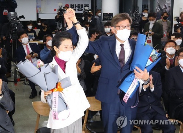 박형준 시장 딸의 입시청탁 의혹은 지난 4월 재보궐선거를 앞두고 제기됐던 수많은 논란들(엘시티 로얄층 2채 특혜분양 및 조형물 납품, 이명박 정권 시절 4대강 반대단체 사찰 개입, 재산축소 신고 등) 중 하나였다. 사진은 부산시장 당선 직후 박형준 시장과 배우자 조현 씨의 모습. 사진=연합뉴스