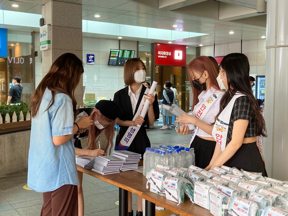 한국도로공사 대전충남본부(본부장 이의준)는 추석명절을 맞이해 운전자들에게 안전운전의 중요성을 강조하기 위해 17일 경부고속도로 망향(부산방향)휴게소에서 유관기관과 합동으로 캠페인을 진행했다./ⓒ한국도로공사 대전충남본부