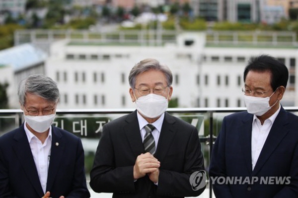 더불어민주당 대선경선 주자인 이재명 경기지사는 17일 "민주당 169석, 개혁진영 189석, 87년 직선제 쟁취 이후 이런 호기는 없었다. 압도적인 민주개혁 국회와 함께 할 2022년부터 2024년은 정조 이래 ‘최대치의 개혁’을 해낼 역사적 기회"라며 자신에 대한 지지를 호소했다. 사진=연합뉴스