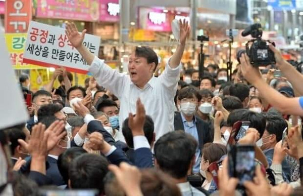 17일 시민들이 밀집한 포항에서 마스크를 벗어제치고  손을 흔들고 있는 국민의힘 대선경선 주자 윤석열 후보. SNS17일 구미시 '박정희 생가'에서 욕설 세례를 받고 있는 윤석열 후보