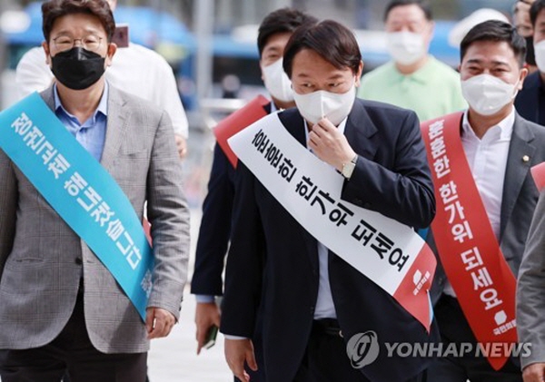 국민의힘 대선경선 후보인 윤석열 전 검찰총장이 방문한 서울역 귀성길 현장에서 도리어 인사를 드려야 할 시민들에게 반대로 인사를 받으려는 행위가 SNS를 통해 알려지며 또 구설수에 올랐다. 또 그것도 시민들의 통행까지 불편하게 하면서 민폐행위를 한 셈이다. 사진 =연합뉴스