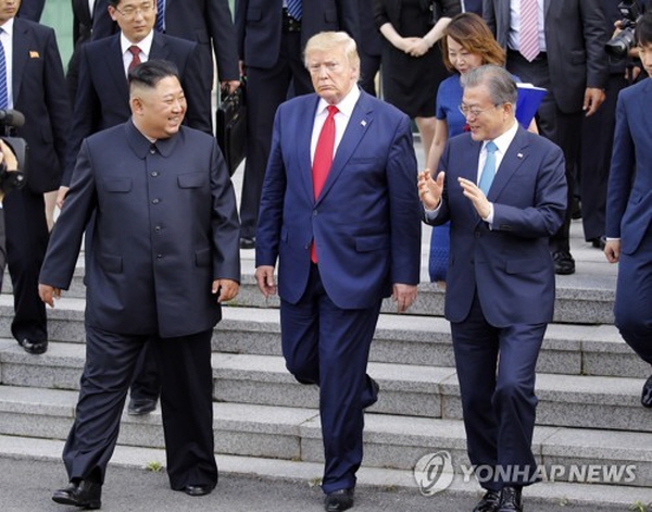 문재인 대통령의 한반도 평화를 가져오기 위한 원대한 구상은 늘 일관된 모습이었다. 지난 2019년 6월 진행된 남북미 판문점 회동에서 이야기를 나누는 문재인 대통령, 트럼프 미국 대통령, 김정은 위원장의 모습. 사진=연합뉴스