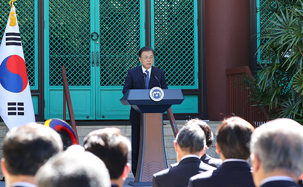 문재인 대통령이 22일(현지시간) 미국 하와이대 한국학 연구소에서 열린 독립유공자 훈장 추서식에서 발언하고 있다.