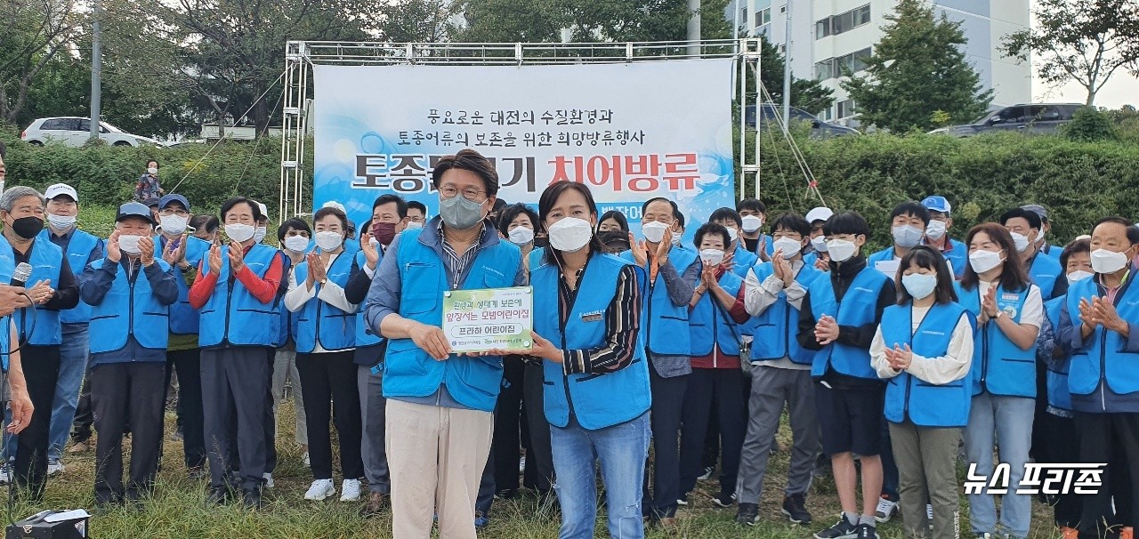 황운하 국회의원이 중구 프라하어린이집 김선옥 원장에게 생태환경살리기운동의 뜻을 담은 손수건을 전달하고 있다.(사진=대전시 중구의회 정종훈 의원)