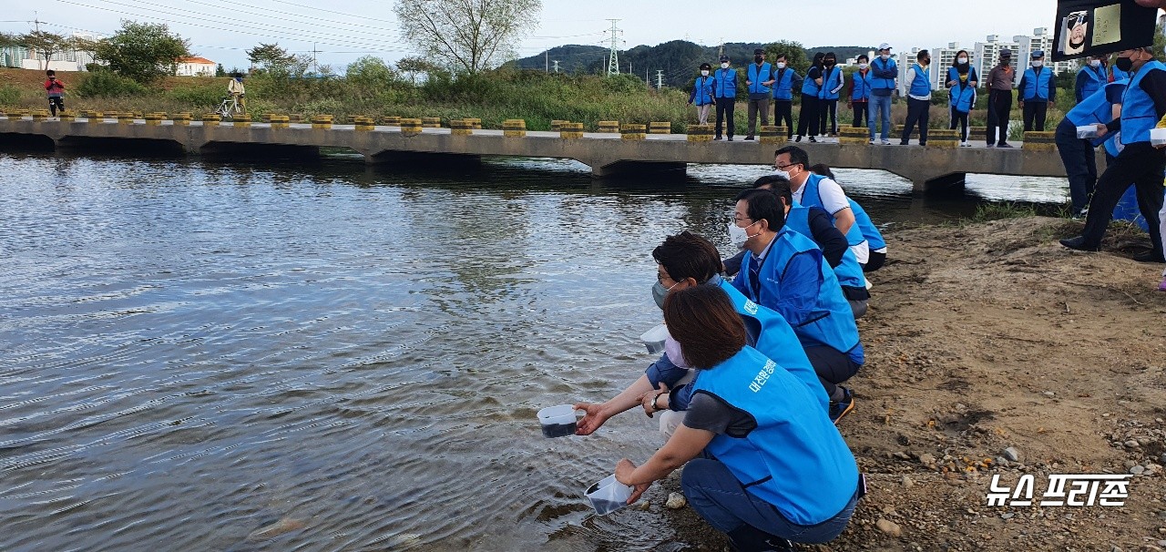 황운하 국회의원과 장종태 서구청장, 설동호 대전시교육감이 토종물고기를 갑천에 방류하고 있다.(사진=대전 중구의회 정종훈 의원)