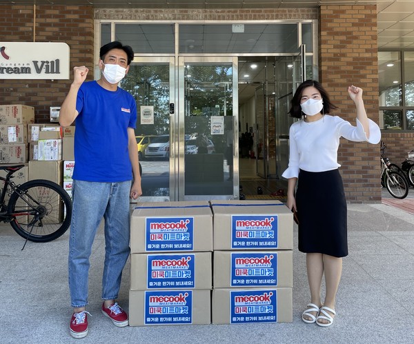 최윤오 미쿡미트마켓 대표(왼쪽)와 김나라 강남드림빌보육원 과장 (사진=미쿡미트마켓)