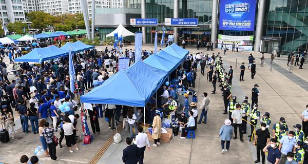 더불어민주당 대선 후보 선출을 위한 광주·전남 지역경선 합동연설회가 열린 25일 오후 광주 서구 김대중컨벤션센터 앞이 각 후보를 응원하는 지지자들로 붐비고 있다. 2021.9.25 [공동취재]